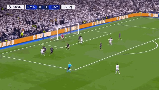 1715205439397015065.gif 罗德里戈滑门而出.gif