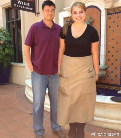 开云体育-真不是特效 姚明体型就这么夸张！泳池里似灭霸 奥尼尔同框显娇小|卡卡|NBA|沙奎尔-奥尼尔|nba|犀牛_新浪体育_新浪新闻