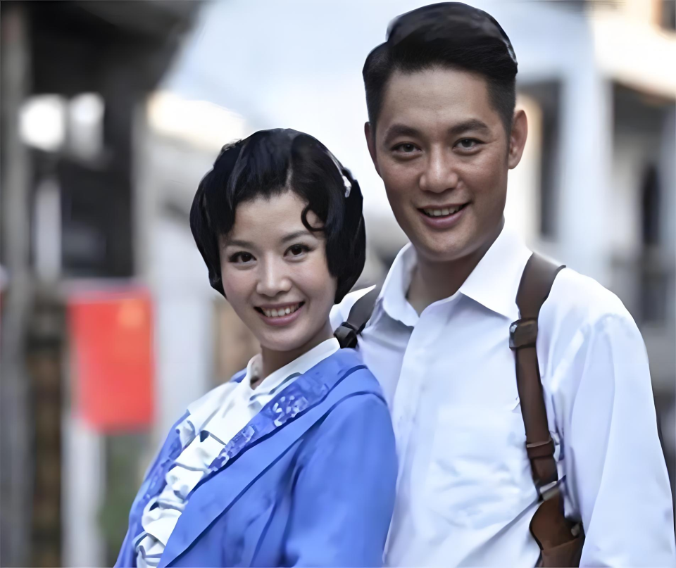 开云-49岁程愫近况曝光！与傅程鹏离婚已9年，如今与15岁儿子相依为命